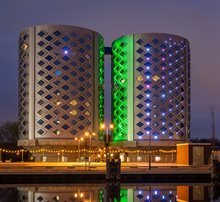 Uitzicht op Sugar City, voormalige suikersilo's die zijn omgebouwd tot moderne kantoorgebouwen (1)