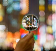 Vergrootglas met blur achtergrond